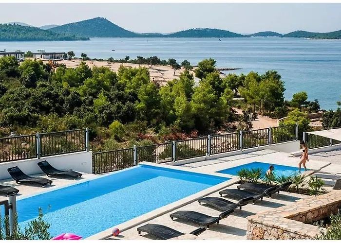 Camp Panorama With Pool Kamp alanı